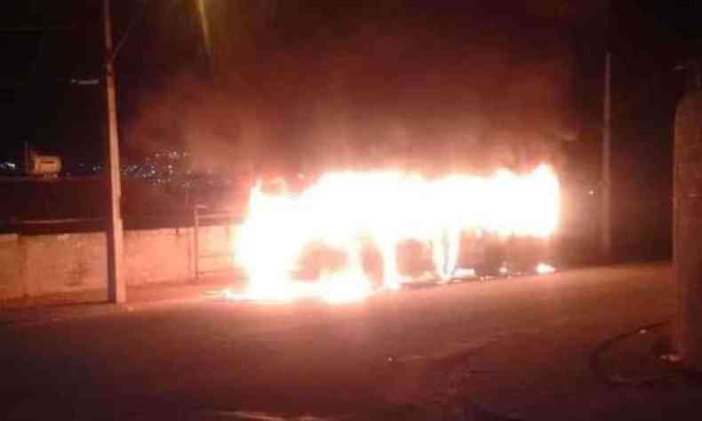 Um dos incndios foi registrado em Varginha, no Sul de Minas. A regio foi a mais atacada, com pelo menos oito cidades alvo dos bandidos(foto: Reproduo da Internet/Whatsapp)