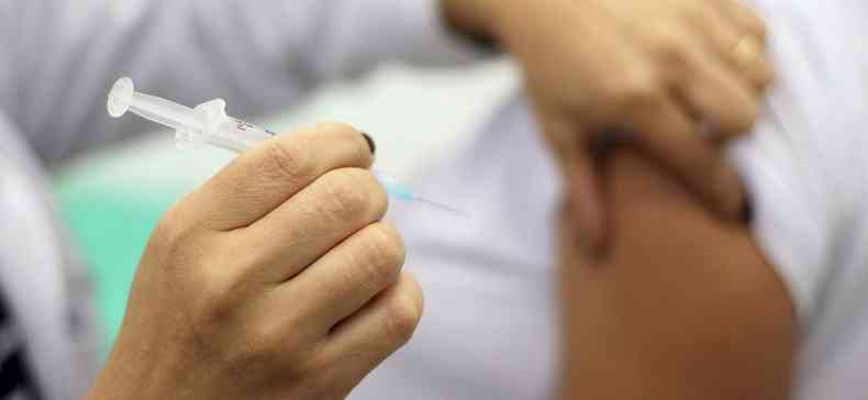 Adolescentes com comorbidades comeam a ser vacinados em Uberaba