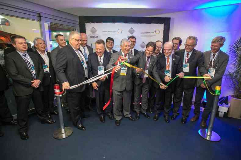 Autoridades e empresrios inauguram oficialmente a EXPOSIBRAM 2019(foto: Netun Lima)