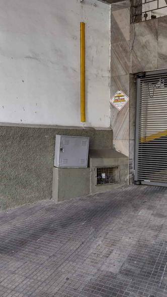 Um morador de rua teria furtado um cano de cobre do local, que causou o vazamento(foto: Edesio Ferreira/EM/D.A Press) Parede mostrando local de onde o cano foi furtado