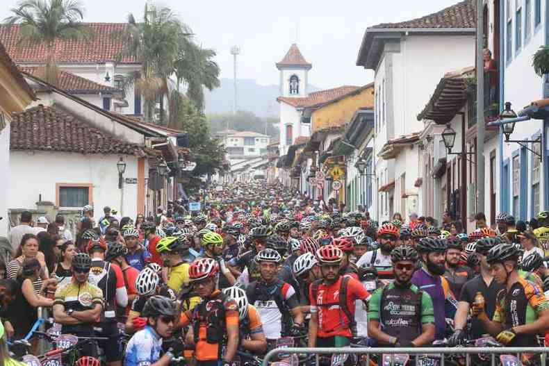 Os competidores do Iron Biker largaram do Centro Histórico de Mariana(foto: Jair Amaral/EM/D.A Press)