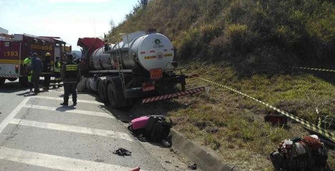 Carreta foi para fora da pista e atingiu as vítimas(foto: Corpo de Bombeiros/Divulgação) Carreta foi para fora da pista e atingiu as vítimas(foto: Corpo de Bombeiros/Divulgação)