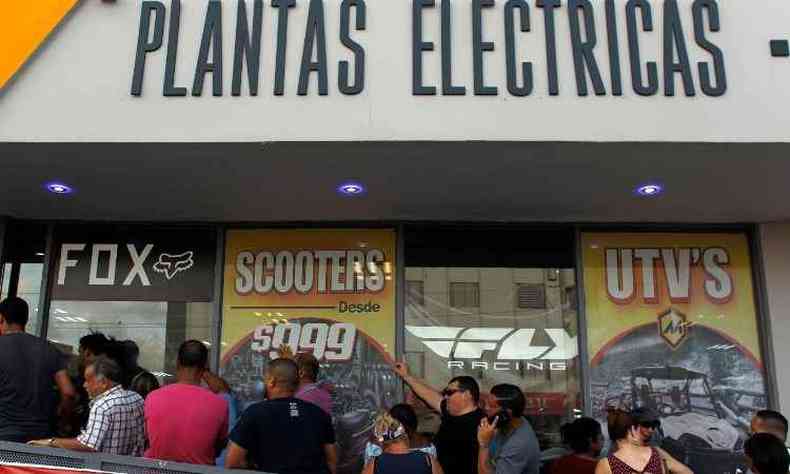 Fila se forma em loja que vende geradores de energia para enfrentar a falta de luz durante a passagem do furaco por Porto Rico(foto: Ricardo ARDUENGO / AFP)
