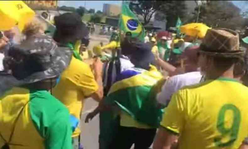 Um dos profissionais foi cercado por apoiadores de Bolsonaro e empurrado(foto: Reproduo)