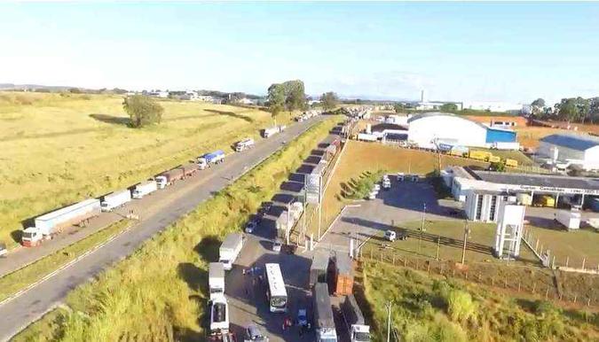 A BR-491, entre Varginha a Três Corações (Sul de Minas), também segue ocupada pelos caminhoneiros (foto: Imagens cedidas por caminhoneiros) A BR-491, entre Varginha a Três Corações (Sul de Minas), também segue ocupada pelos caminhoneiros (foto: Imagens cedidas por caminhoneiros)