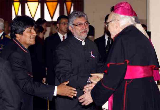 O bispo Rogelio Livieres em encontro com o presidente da Bolvia, Evo Morales, e Fernando Lugo, ex-presidente do Paraguai(foto: REUTERS/Jorge Adorno)