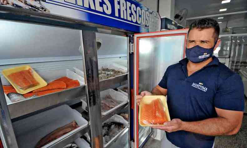 ''A gente atende muito restaurante, nosso forte  o atacado'' - Eder Diniz Souza, comerciante da Rua Bonfim (foto: Gladyston Rodrigues/EM/D.A Press)