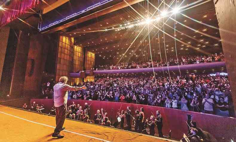 Maestro Rodrigo Toffolo recebe aplausos no Palcio das Artes 