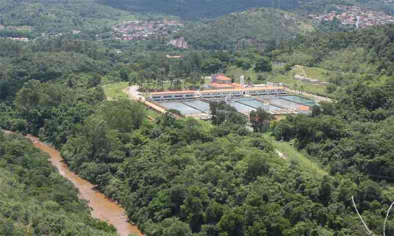 Especialistas temem impacto em afluentes que abastecem quase 50% do Velhas antes de captao de Bela Fama(foto: Leandro Couri/EM/D.A Press)