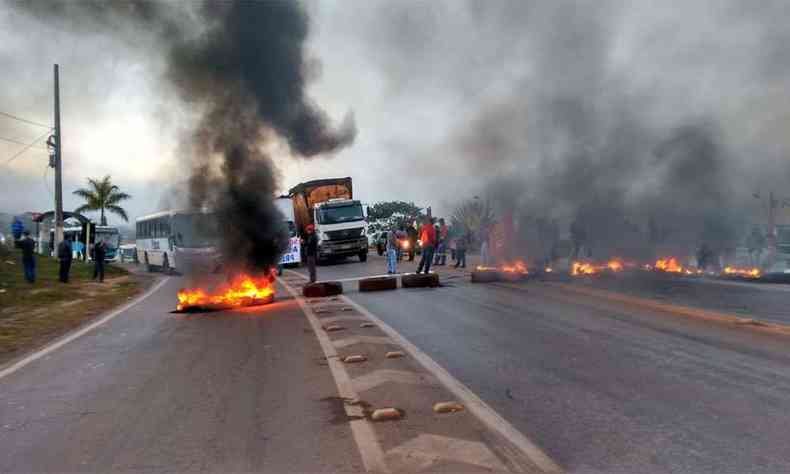 Manifestao no Anel Rodovirio (BR-040), na altura do Bairro Betnia, Regio Oeste de Belo Horizonte(foto: Via 040/Divulgao)