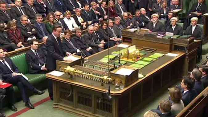 O primeiro-ministro David Cameron discursa durante a sesso especial no Parlamento(foto: PRU / AFP)