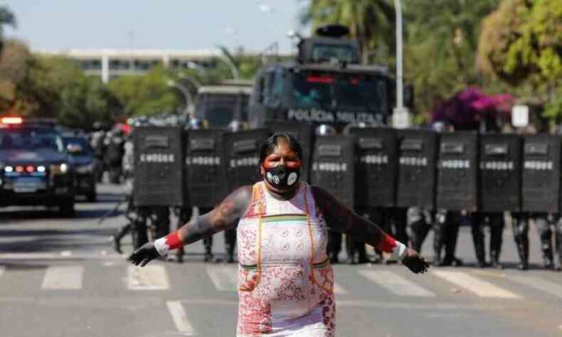 Indgenas manifestam contra o PL 490. Maior preocupao  com o chamado Marco Temporal(foto: AFP/Reproduo)