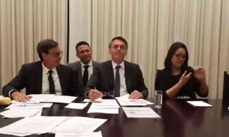 Bolsonaro mandou o recado a Luciano Huck na live semanal(foto: Reproduo internet)