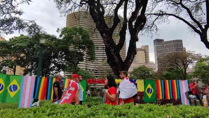 Apoiadores aguardam a chegada de Luiz Inácio Lula da Silva (PT) na Praça da Liberdade, em BH, neste domingo (9/10)Jair Amaral/EM/D.A Press
