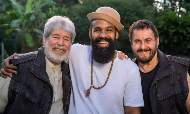 Russo Passapusso e a dupla Antnio Carlos e Jocafi sorriem para a cmera