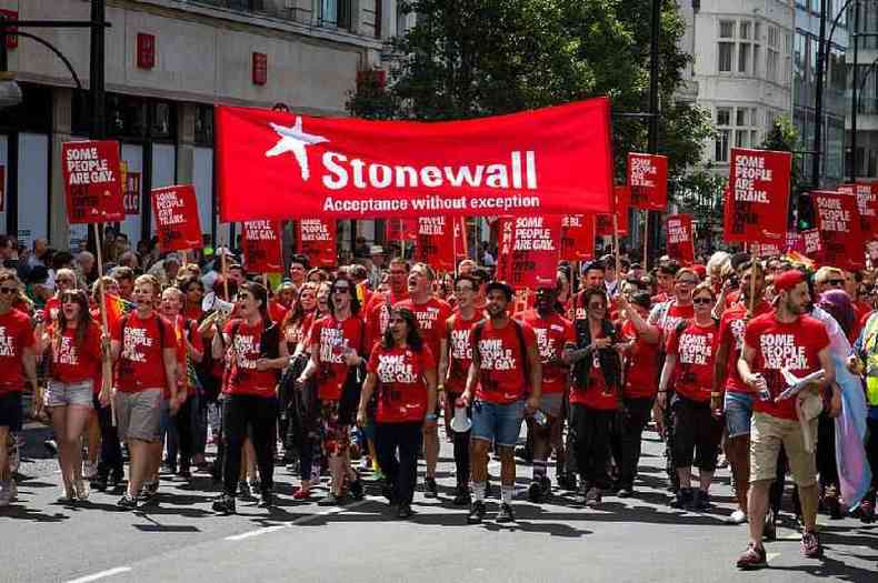 Pessoas apoiando Stonewall durante a parada de Londres em 27 de julho de 2015