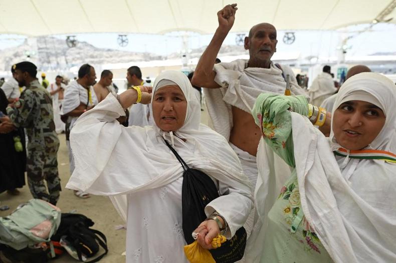 Peregrinos muulmanos realizam o apedrejamento simblico do ritual do diabo como parte da peregrinao hajj