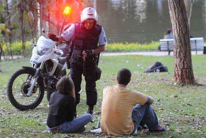 Guarda municipal conversa com casal no Parque Municipal: utiliza��o de armas de fogo somente depois de treinamento(foto: Gladyston Rodrigues/EM/D.A Press)