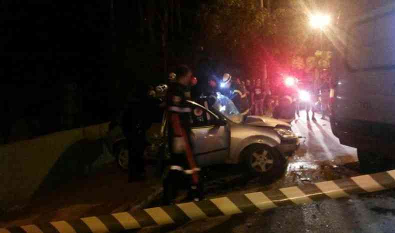 O motorista do Ford Ka ficou preso s ferragens e morreu ao receber atendimento(foto: Samu/Divulgao)
