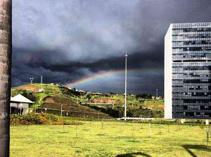 Arco ris foi registrado na Cidade Administrativa, a sede do Governo de Minas Gerais(foto: Andr Ferreira)