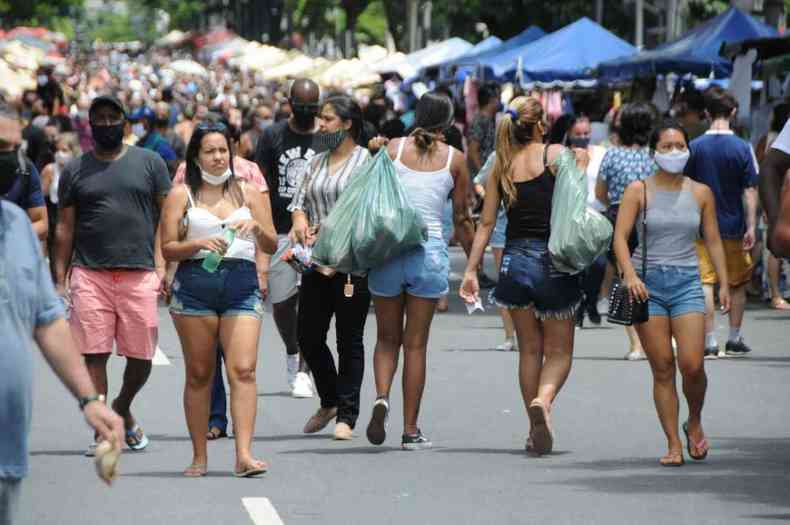 Na foto, Ultimo domingo de Feira Hippie antes do fechamento do comercio nao essencial na capital em janeiro (foto: Juarez Rodrigues/E.M/D.A Press)