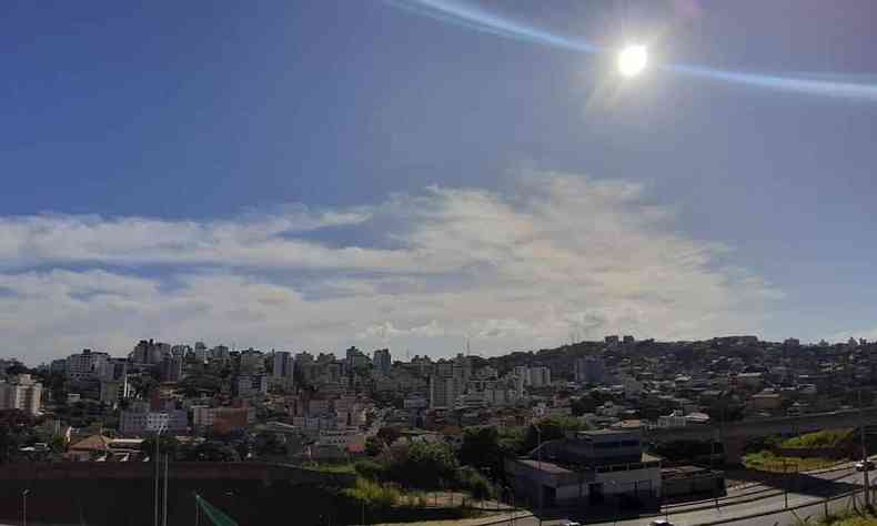 Vista do Bairro Fernão Dias, em BH: sol com poucas nuvens