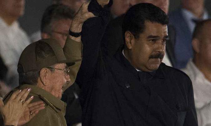 O presidente cubano Raúl Castro levanta a mão do presidente venezuelano, Nicolás Maduro, na Praça da Revolução, em Havana, em homenagem a Fidel Castro na última terça-feira(foto: AFP / JUAN BARRETO ) O presidente cubano Raúl Castro levanta a mão do presidente venezuelano, Nicolás Maduro, na Praça da Revolução, em Havana, em homenagem a Fidel Castro na última terça-feira(foto: AFP / JUAN BARRETO )