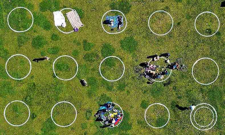 Imagem capturada por drone mostra os crculos que incentivam o distanciamento social entre visitantes no parque Dolores, nos (EUA) (foto: Justin Sullivan/AFP)