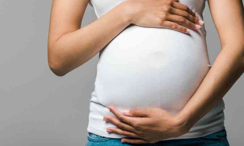 Imagem ilustrativa: mulher grávida com a mão na barriga 