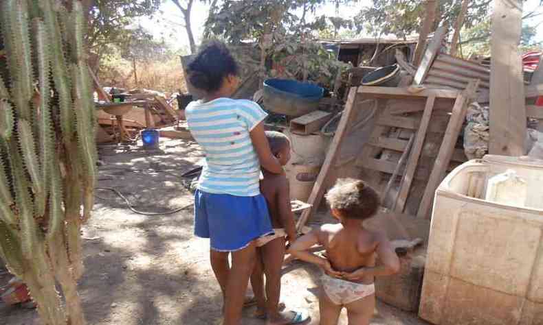 Crianas vivem em situao de extrema pobreza, em Montes Claros, regio Norte de Minas Gerais