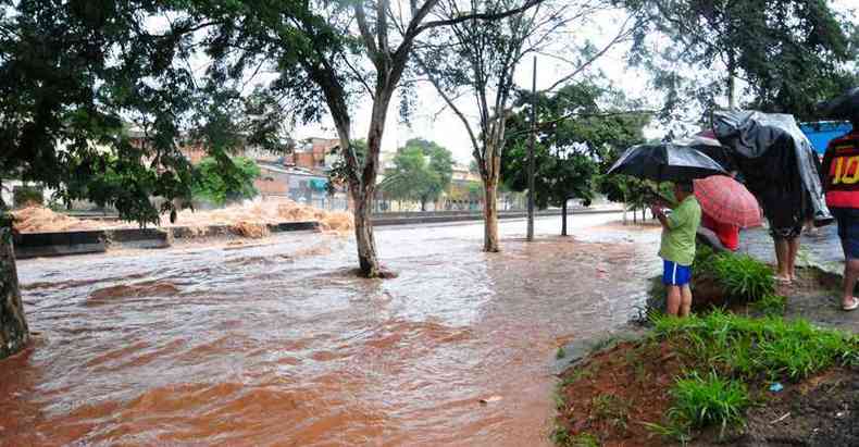Defesa Civil de BH informou que o Ribeiro Arrudas subiu quase 10 metros com o temporal da tarde de ontem. Previso  de mais chuva esta semana(foto: Gladyston Rodrigues/EM/DA Press)