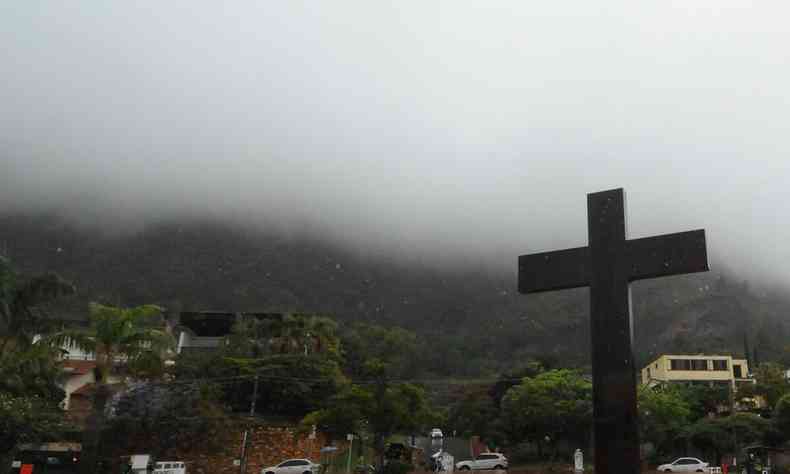 Cu carregado de nuvens visto da Praa do Papa, em Belo Horizonte