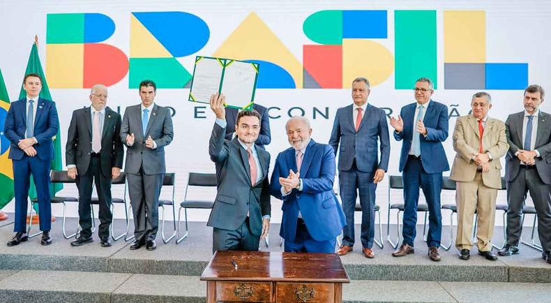 Lula dando posse a Celso Sabino