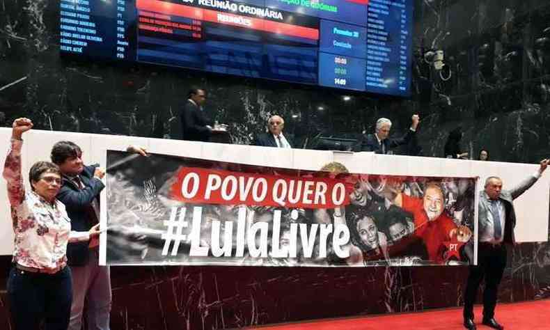 Os petistas tambm levaram uma faixa pela liberdade de Lula ao plenrio(foto: Bancada do PT/Divulgao)