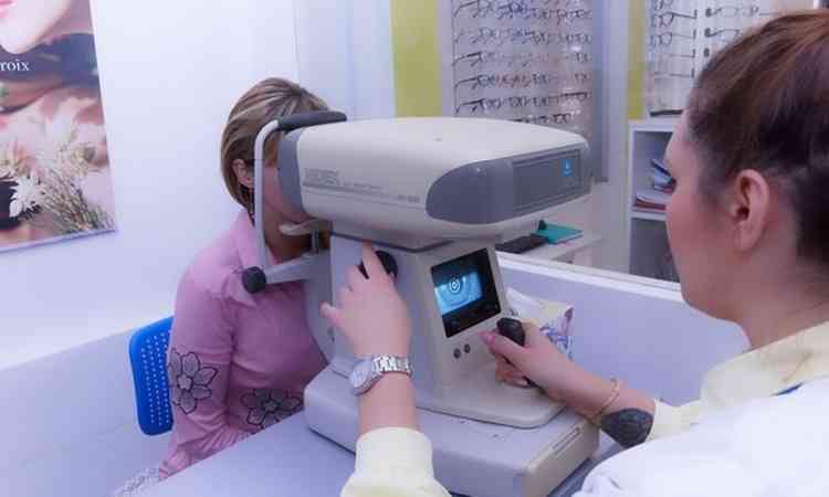Oftalmologista aplicando exame de vista em paciente 