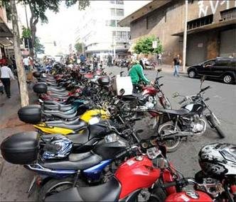 Fila dupla na �rea central: guardadores dizem que pol�cia custa a aparecer. E, quando s�o flagrados, em pouco tempo est�o de volta �s ruas(foto: Beto Magalh�es/EM/d.A Press)