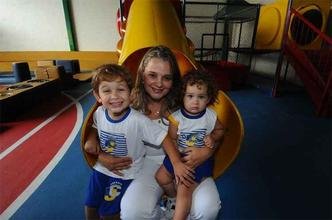 Cibele Ara�jo com os filhos Kau� e Gabriela: al�m de a escola contribuir para o desenvolvimento das crian�as, gastos podem ser menores do que manter bab�s(foto: Euler J�nior/EM/D.A Press )