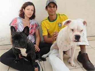 Acordados pelos cães, Dalila e André conseguiram sair ilesos antes do desabamento(foto: Cristina Horta/EM/D.A Press.) Acordados pelos cães, Dalila e André conseguiram sair ilesos antes do desabamento(foto: Cristina Horta/EM/D.A Press.)