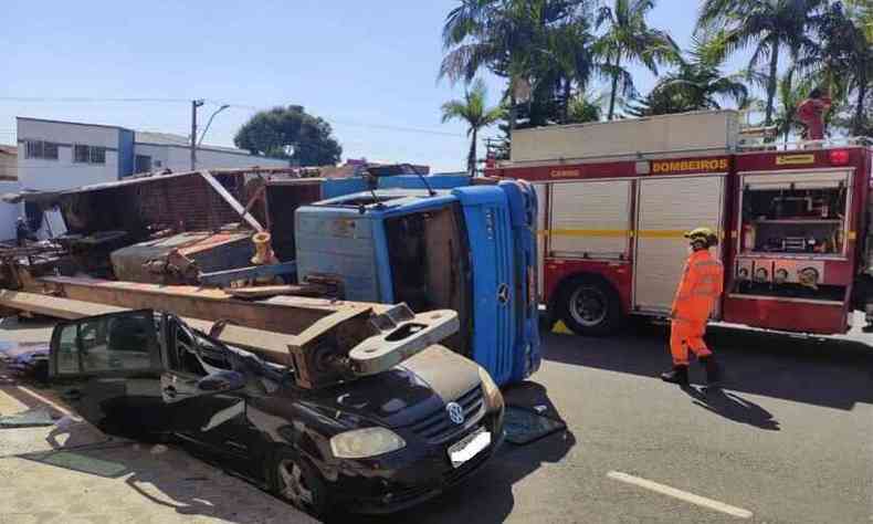 Caminhão tombou em cima do carro de passeio após convergir em uma rotatória no Bairro Santo Antônio, em Araxá(foto: Corpo de Bombeiros de Araxá / Divulgação)