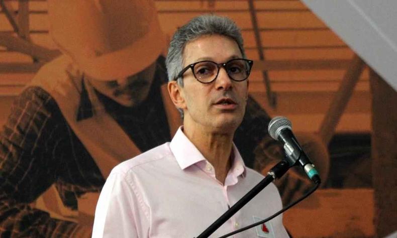 Governador Romeu Zema falando ao microfone
