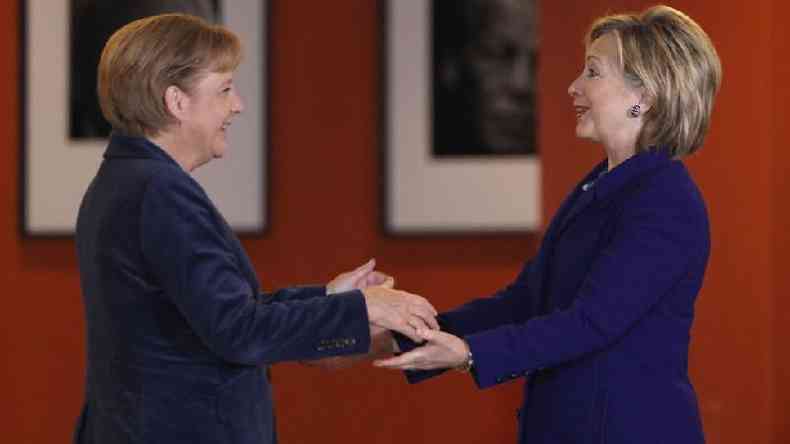 A chanceler alem, Angela Merkel, e a ex-secretria de Estado dos EUA, Hillary Clinton, frequentemente recorrem ao terno