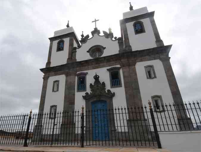 Como presente pelo aniversrio de 280 anos, a construo do incio do sculo 18 ganhou uma restaurao que durou dois anos na estrutura e elementos artsticos e est pronta para receber visitantes e fiis (foto: Tulio Santos/EM/D.A Press)