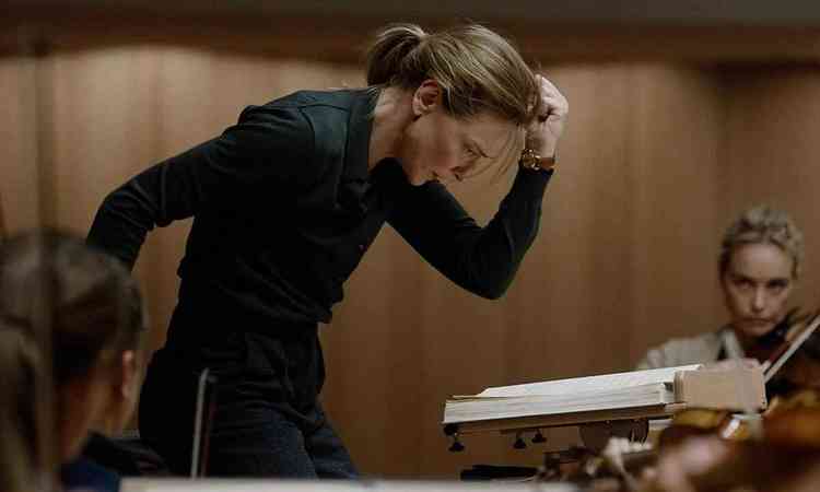 Atriz Cate Blanchett olha para partitura no filme Tar