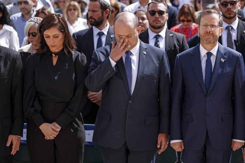 Naftali Bennet e a esposa durante cerim�nia oficial de homenagem �s v�timas do holocausto