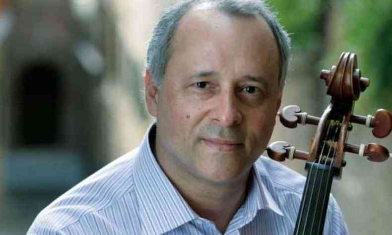 O violoncelista Antonio Meneses olha para a cmera