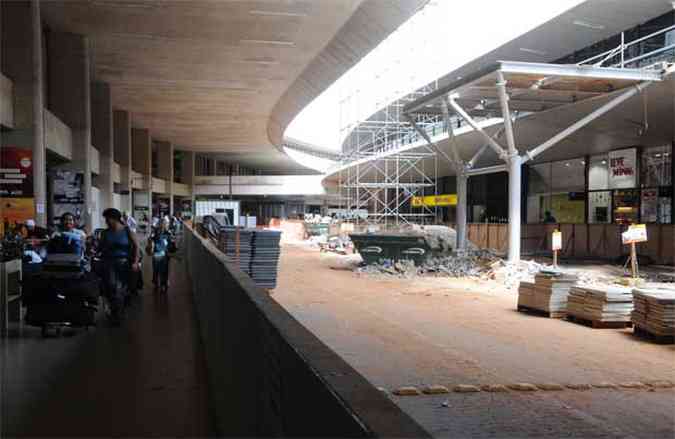 As obras no aeroporto de Confins foram divididas em duas fases e somente a primeira ser entregue antes da Copa do Mundo(foto: Paulo Filgueiras/EM/D.A Press)