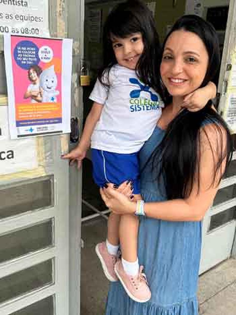 Carla Marques e a filha Manoela chegaram cedo ao Centro de Sade: ' uma campanha superimportante', disse a me