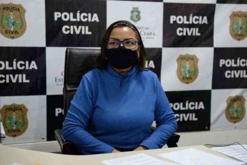 De mscara preta e blusa azul, a delegada Ana Paula Barroso 
