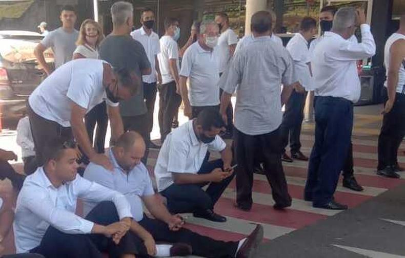 Motoristas fecham pista na entrada do aeroporto