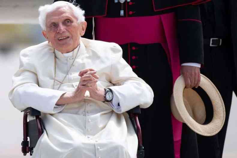 Papa Bento XVI em uma cadeira de rodas